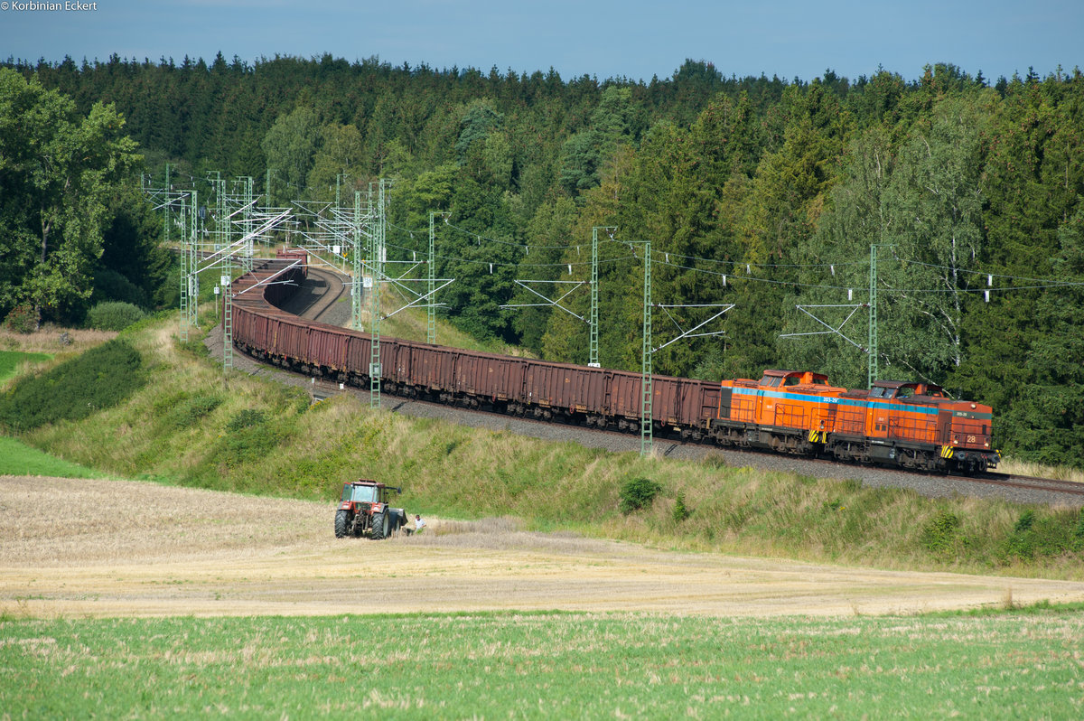 203-28 (203 003-9) und 203-29 (203 013-8) der Stahlwerk Thüringen GmbH ziehen am 23.08.2016 den Stahlzug Könitz-Cheb Richtung Hof bei Feilitzsch.