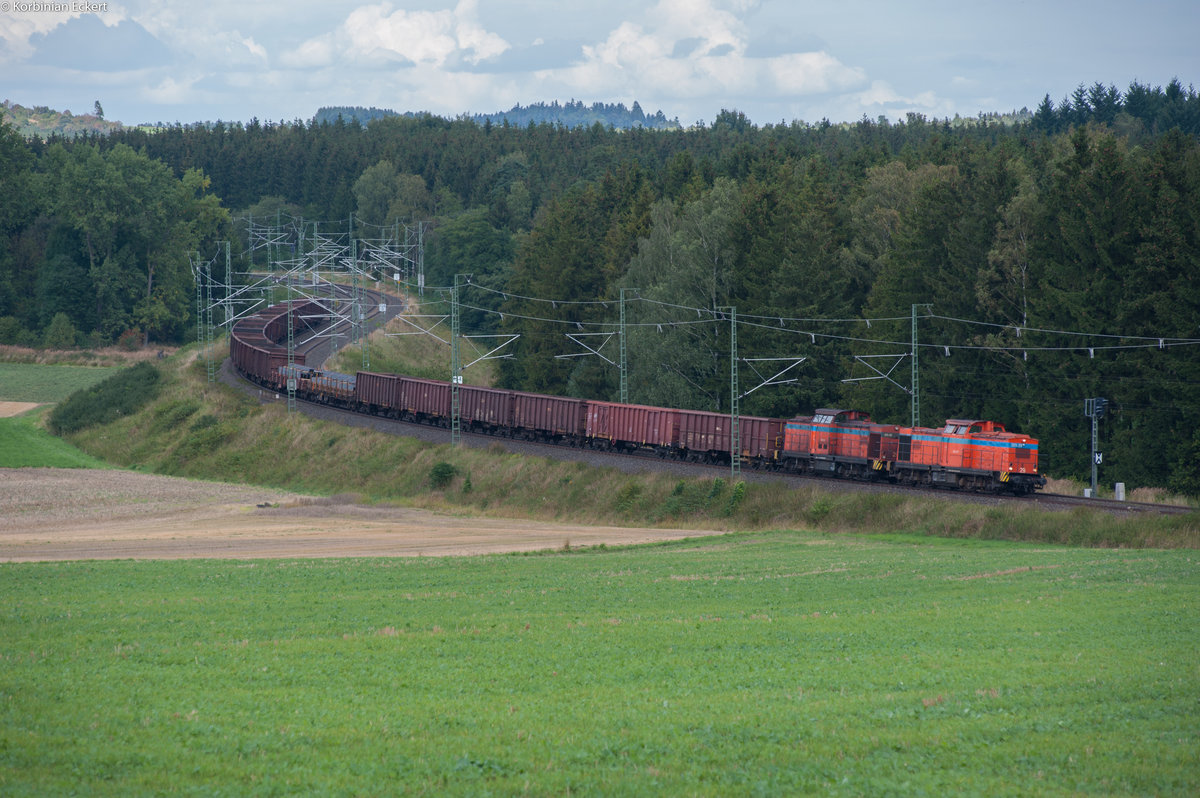 203-28 (203 003-9) und 203-29 (203 013-8) der Stahlwerk Thüringen GmbH ziehen am 29.08.2016 den Stahlzug Könitz-Cheb Richtung Hof bei Feilitzsch.