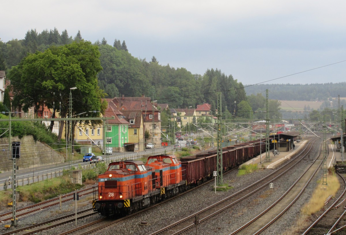 203-28 (203 003-9) und die 203-29 (203 013-8) ziehen am 14.August 2014 einen Stahl- und Schrottzug durch Kronach in Richtung Lichtenfels.