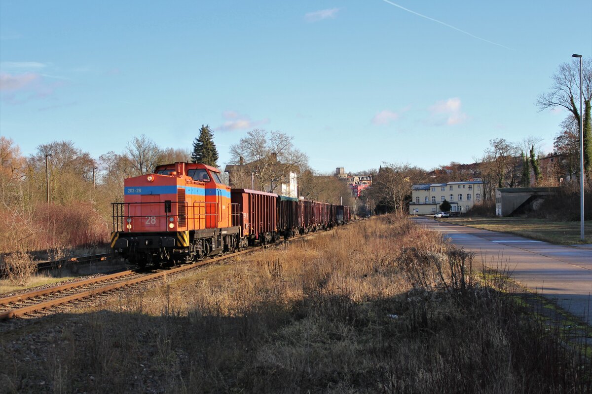 203 28 (203 003) SWT zu sehen am 31.12.21 mit einem Stahlzug Cheb/Cz- Könitz in Pößneck oberer Bahnhof.