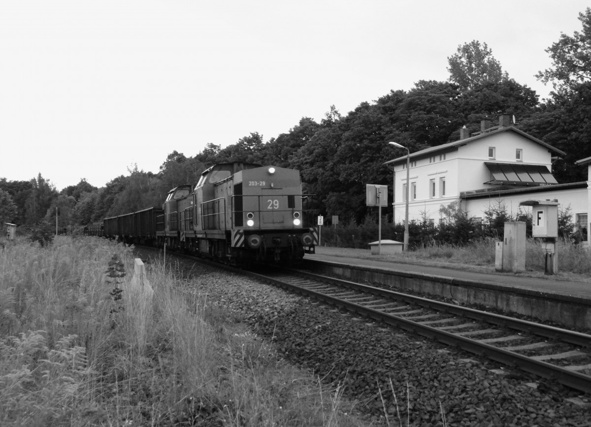 203-29 und 203-28 der STW sind mit dem Schrottzug in Plauen-West am Abend des 15.08.14 zu sehen. Der Zug kommt von Könitz und geht nach Cheb (Tschechien) da in Triptis gebaut wird, fährt der Zug u.a. über Plauen/V.