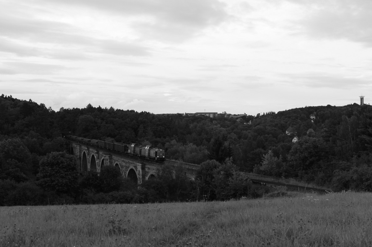 203-29 und 203-28 der STW sind mit dem Schrottzug in Plauen/V. auf der Syratalbrücke  am Abend des 15.08.14 zu sehen. Der Zug kommt von Könitz und geht nach Cheb (Tschechien) da in Triptis gebaut wird, fährt der Zug u.a. über Plauen/V.