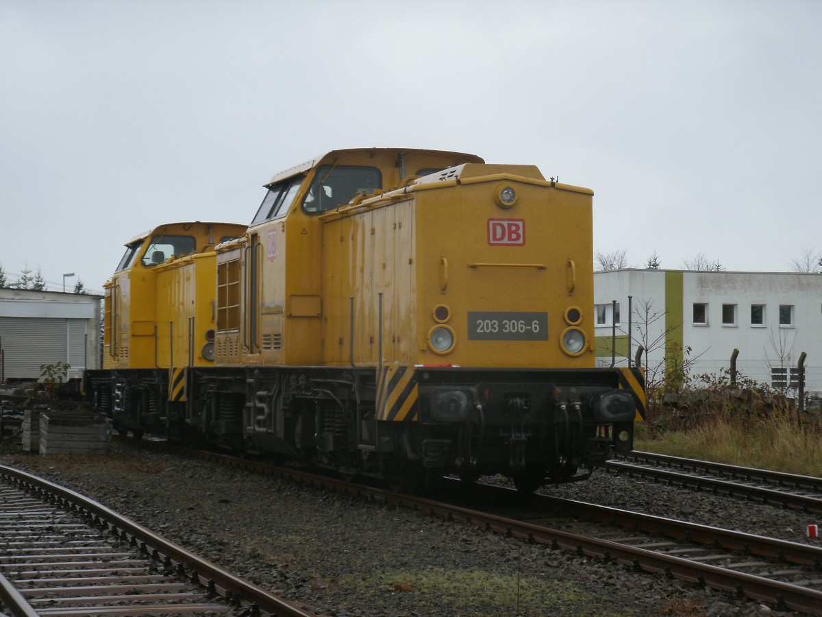 203 306 und 203 303 von DB Netz standen,am 02.November 2013,vor dem Stralsunder Bahnstromwerk.