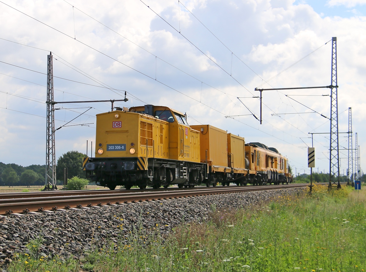 203 306-6 mit Bauzug in Fahrtrichtung Wunstorf. Aufgenommen am 29.07.2015 in  Dedensen-Gümmer. 