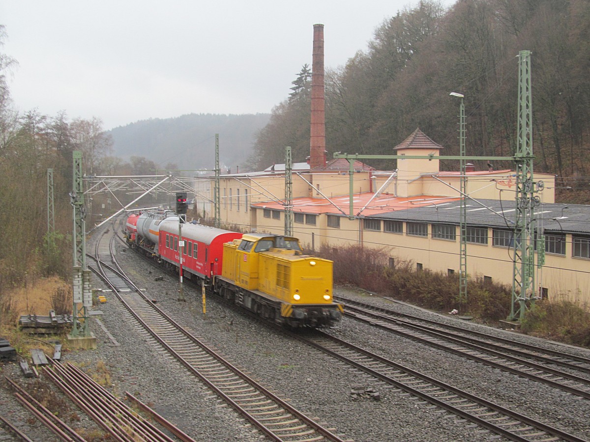 203 306-6 zieht am 30. November 2013 einen Ausbildungszug der DB Netz Notfalltechnik durch Kronach Richtung Saalfeld.
