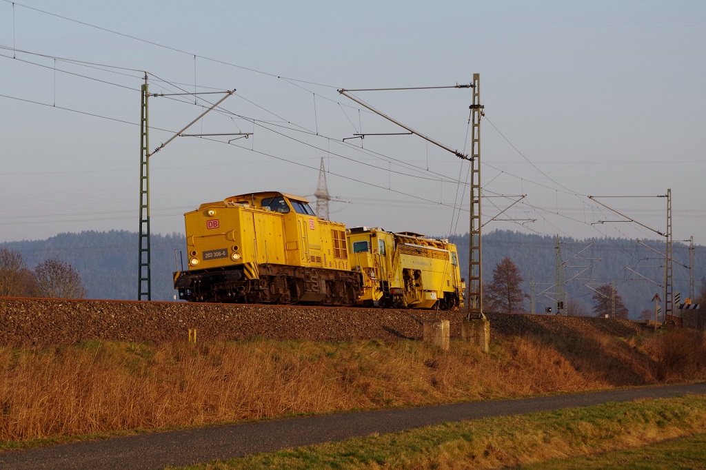 203 306 DB Netz mit Stopfmaschine am 11.03.2014 bei Haßlach in Richtung Saalfeld unterwegs. 