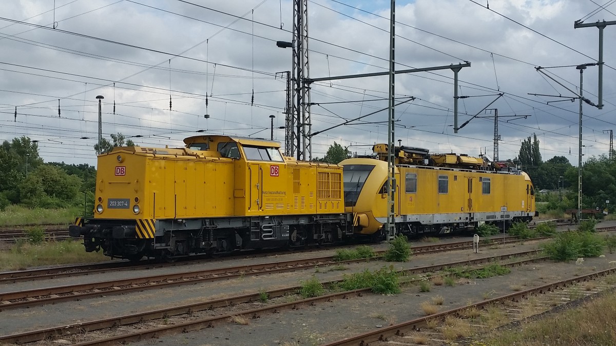 203 307-4 und 711 118-0 standen am 14.07.2015 in Wittenberg
