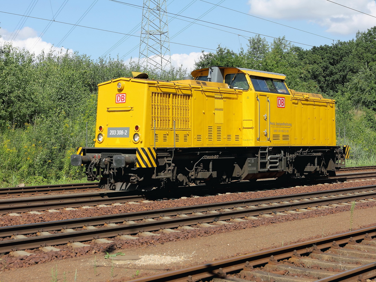 203 308-2 der DB Netz-Instandhaltung am 31. Juli 2014 auf dem südlichen Berliner Außenring bei Diedersdorf.

