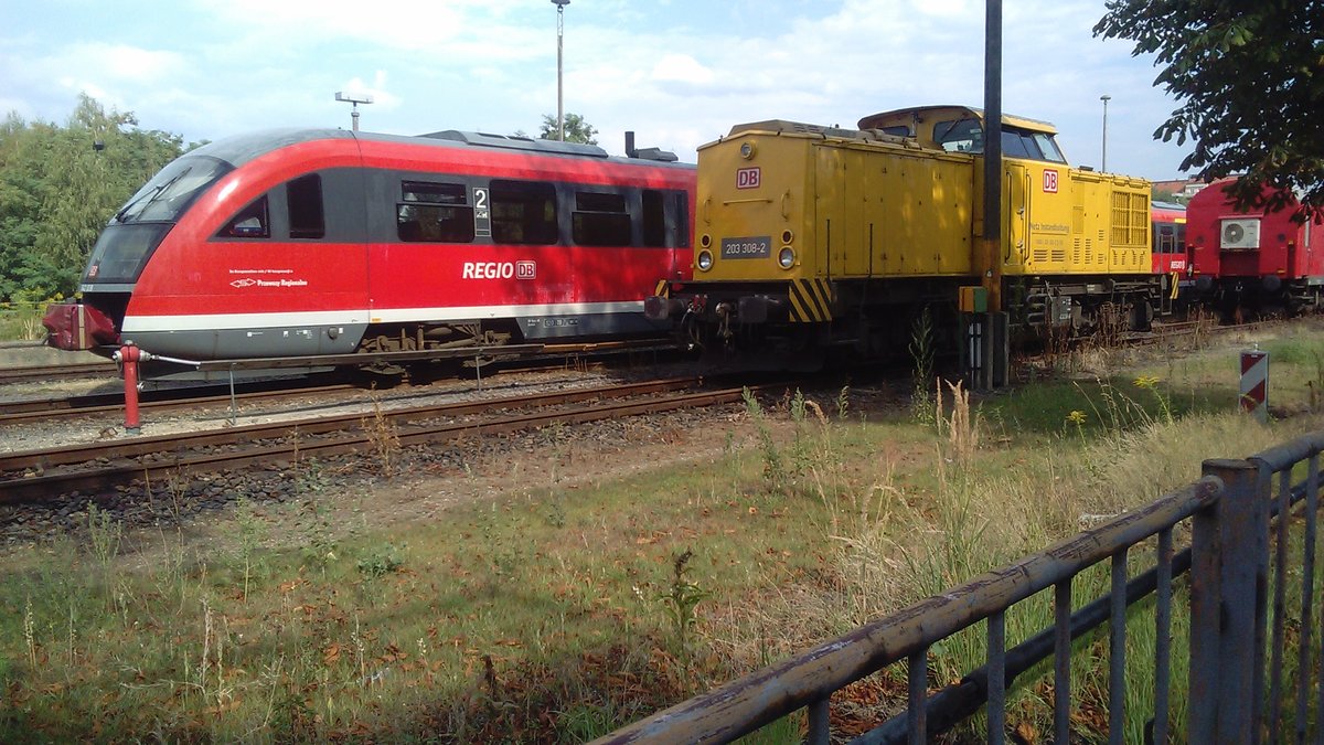203 308-2 der DB Netz-Instandhaltung vor einem DB-Desiro im April 2016 in Görlitz