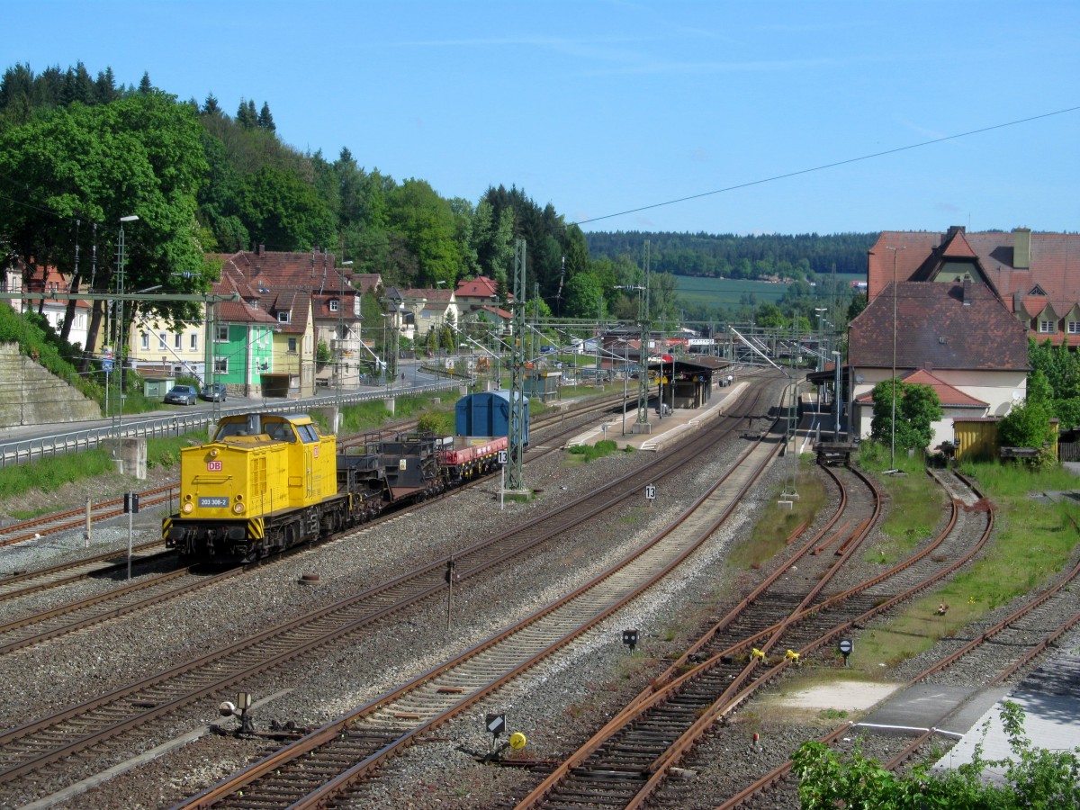 203 308-2 überführt am 16. Mai 2014 drei Wagen durch Kronach in Richtung Lichtenfels.