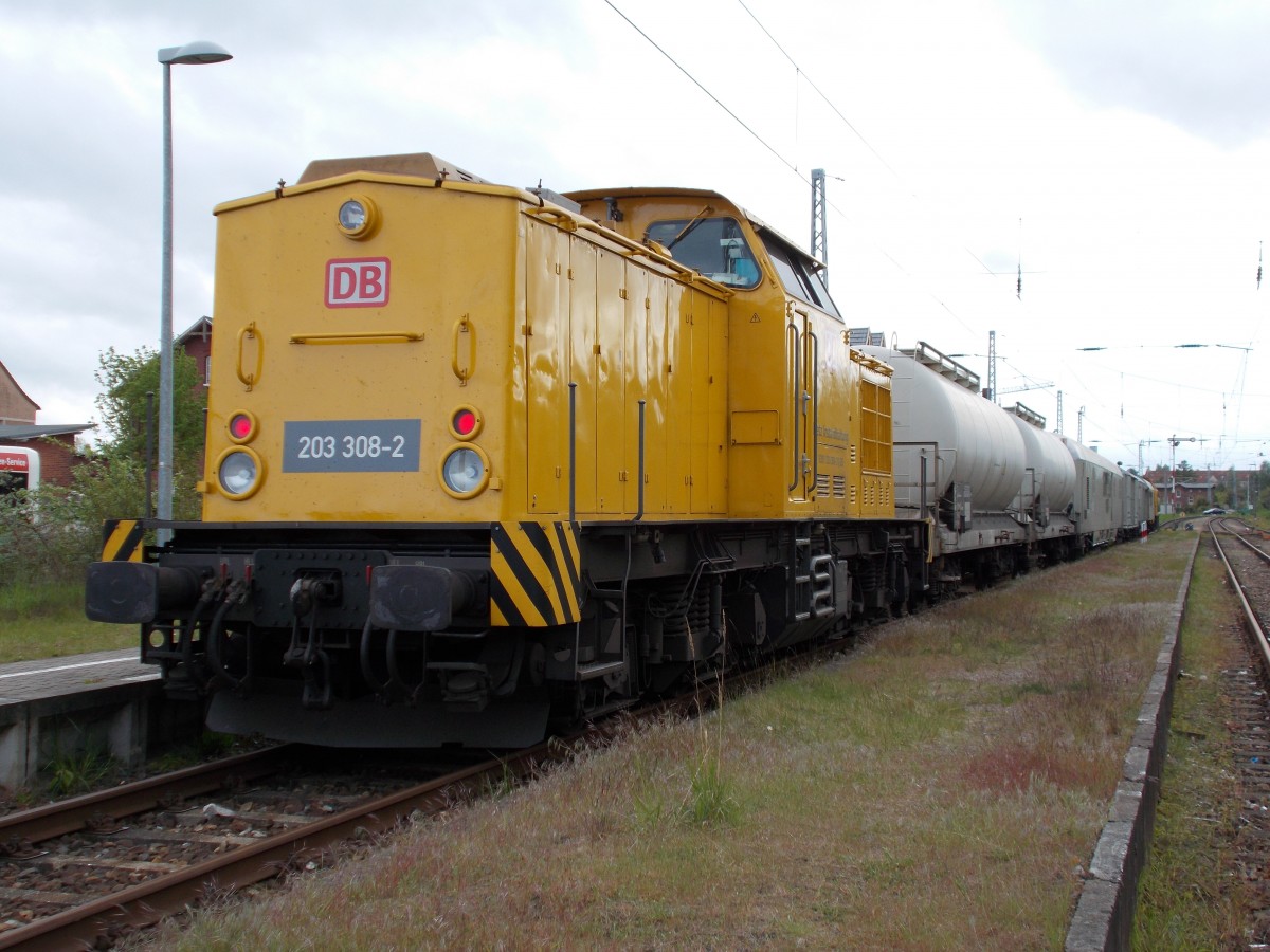 203 308 war zusammen mit 203 307 und den Unkrautbekämpfungszug,am 11.Mai 2014,in Sassnitz eingetroffen.Nur das Gleis 1 in Sassnitz wurde besprüht.