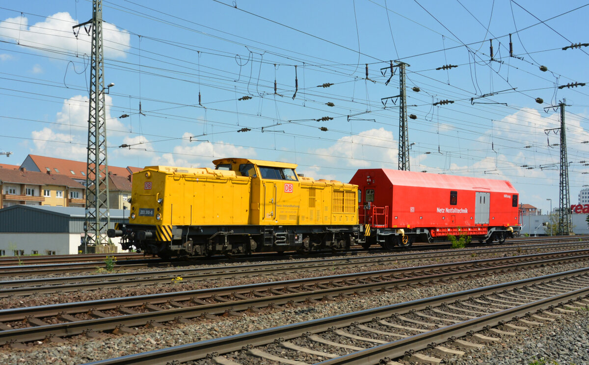 203 310-8 DB Netz Instandhaltung kommt mit dem DB Netznotfalltechnik Hilfszug-Wagen aus Richtung Rottendorf im Würzburger Hbf an. 09. Mai 2022