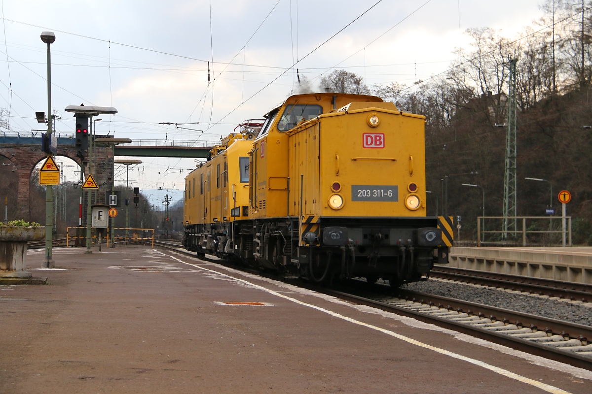 203 311-6 mit 711 206 am Haken in Fahrtrichtung Norden. Aufgenommen am 02.03.2014 in Eichenberg.