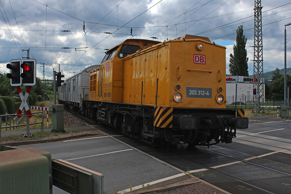 203 312-4 und 203 314-0 am Zugende verlassen am 05.07.2016 mit dem Spritzzug Saalfeld (Saale) in Richtung Rudolstadt (Thür).
