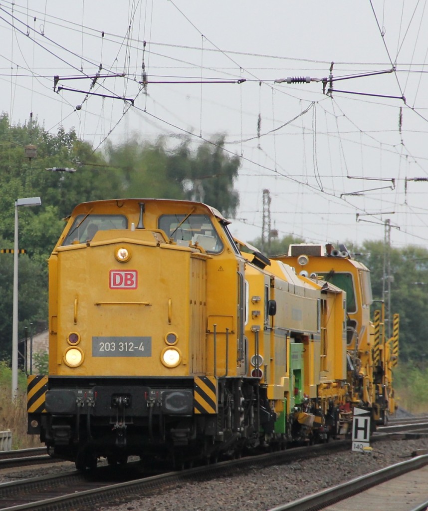203 312-4 mit kurzem Bauzug in Fahrtrichtung Süden. Aufgenommen am 12.09.2013 in Eichenberg.