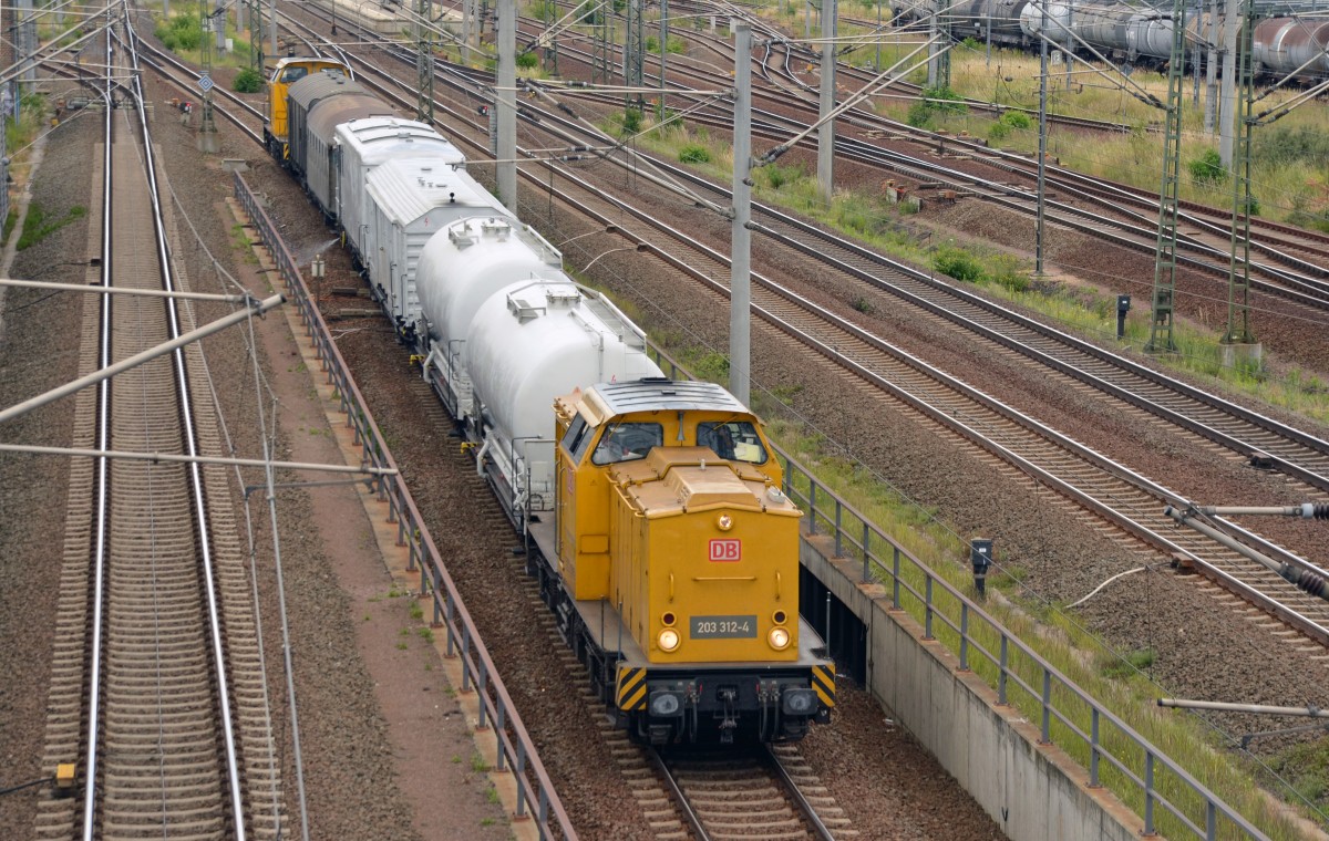 203 312 führte zusammen mit 203 314 am 15.06.14 einen Spritzzug durch Bitterfeld Richtung Dessau.