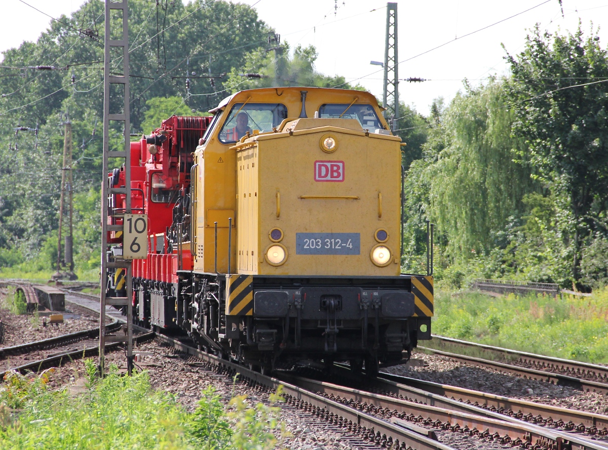 203 312- mit DB-Gleiskran. Aufgenommen am 12.07.2013in Leipzig-Thekla.