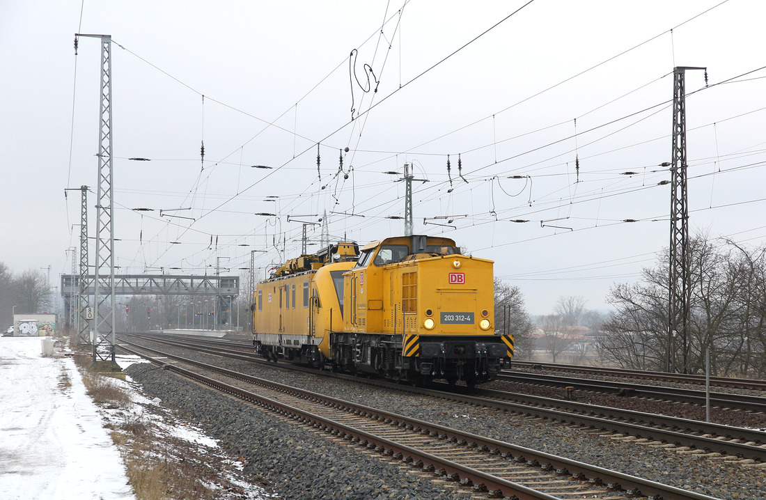 203 312 überführt ein Fahrzeug der Baureihe 711.1
Aufgenommen am 20. Januar 2017 in Saarmund.