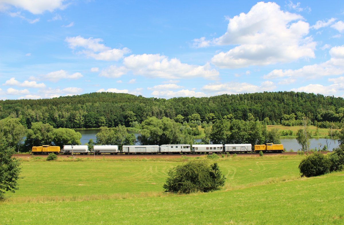203 314-0 und 203 312-4 fuhren am 07.07.16 von Bad Brambach nach Gera. Hier der Zug bei Oelsnitz/V. vor der Talsperre Pirk.
