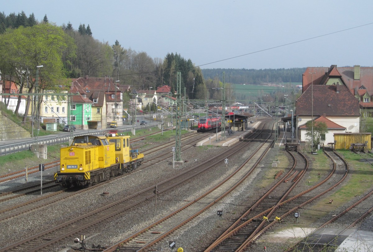 203 314-0 zieht am 04. April 2014 ein GAF durch Kronach in Richtung Lichtenfels.