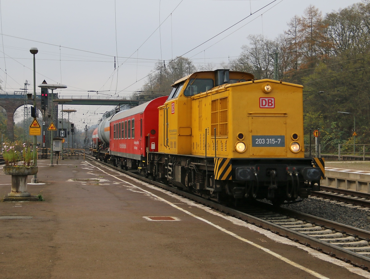 203 315-7 mit Bauzug in Fahrtrichtung Norden. Aufgenommen in Eichenberg am 15.11.2014.