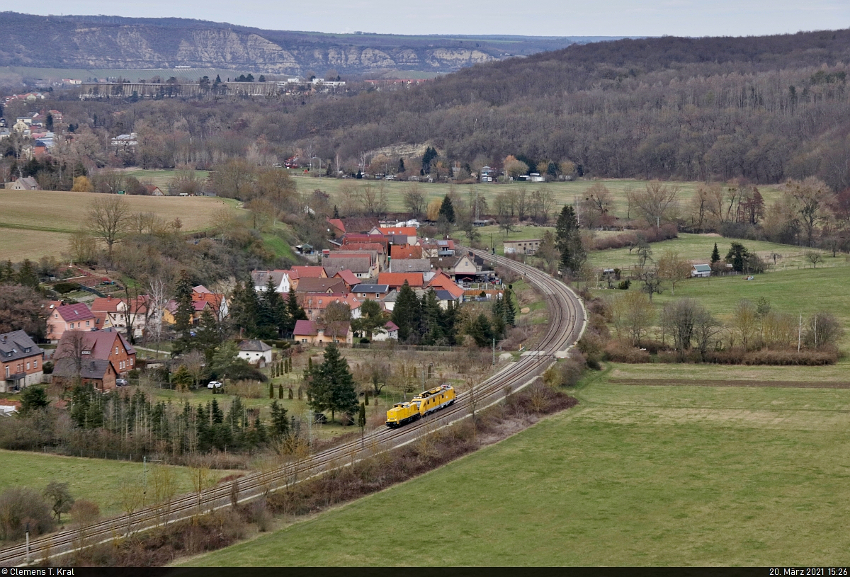 203 316-5 (202 672-2 | 112 672-1 | 110 672-3 | DR V 100.1) schleppt Instandhaltungsfahrzeug für Oberleitungsanlagen 711 106-5 bei Saaleck Richtung Großheringen.
Aufgenommen von der Rudelsburg.

🧰 DB Netz AG, Maschinenpool
🚩 Bahnstrecke Halle–Bebra (KBS 580)
🕓 20.3.2021 | 15:26 Uhr