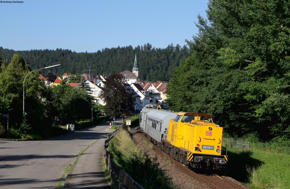 203 316-5 und 203 315-7 mit dem DbZ 91804 (St.Georgen(Schwarzw)-Rottweil) bei Möhringen 30.6.15
