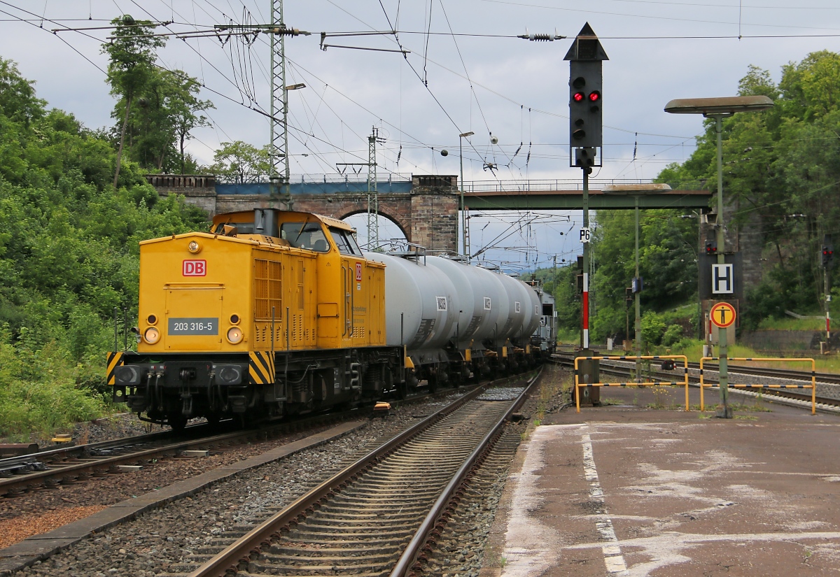 203 316-5 mit Unkraut-Spritzzug in Fahrtrichtung Osten. Am Zugschluss hing noch die 203 310-8. Aufgenommen in Eichenberg.