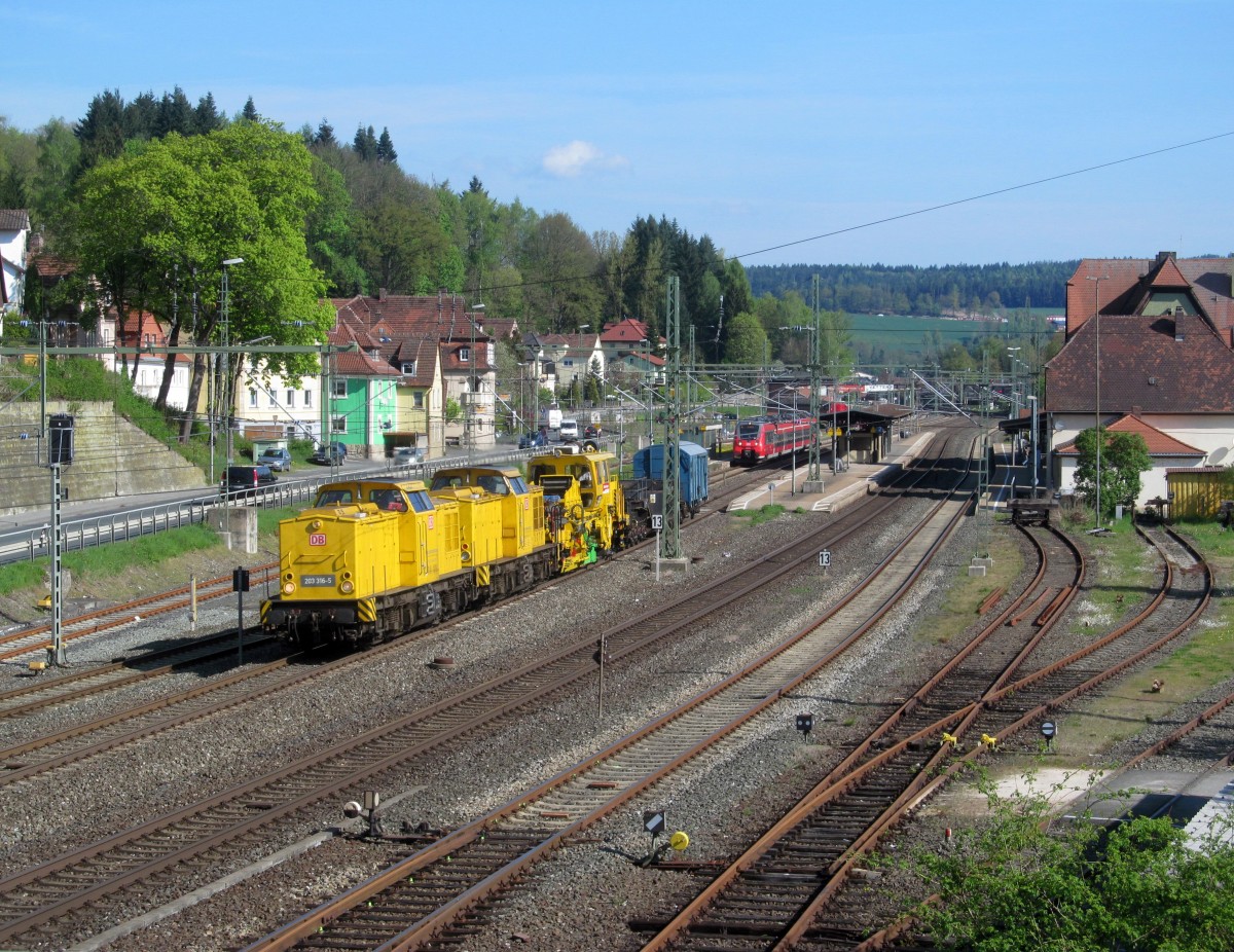 203 316-5 zieht am 23. April 2014 eine weitere 203er und einen Bauzug durch Kronach in Richtung Lichtenfels.
