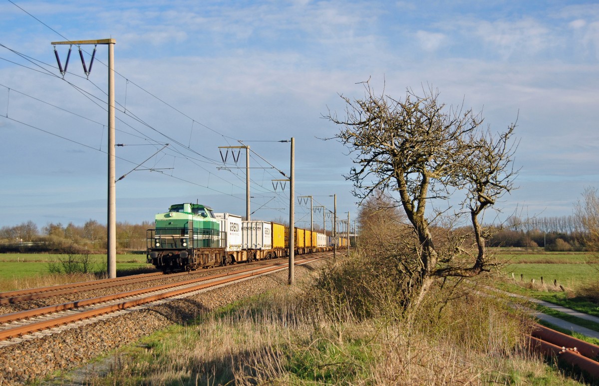 203 318-1 fuhr am 16.04.2015 mit einem Güterzug von Dörpen nach Emden, hier bei Veenhusen.