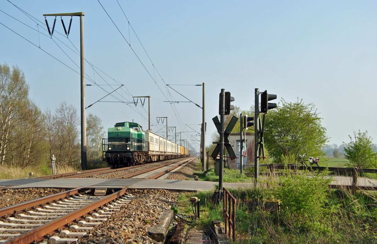 203 318-1 fuhr am 24.04.2015 mit einem Güterzug von Dörpen nach Emden, hier bei Veenhusen.
