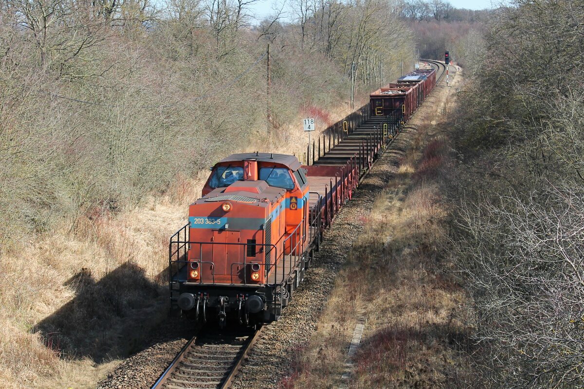 203 383-5 (203 149-0 SWT) vom Stahlwerk Thüringen (SWT) mit dem täglichen Schrottzug von Cheb (Cz) nach Könitz. Hier am 12.3.2022 zwischen Oppurg und Pößneck