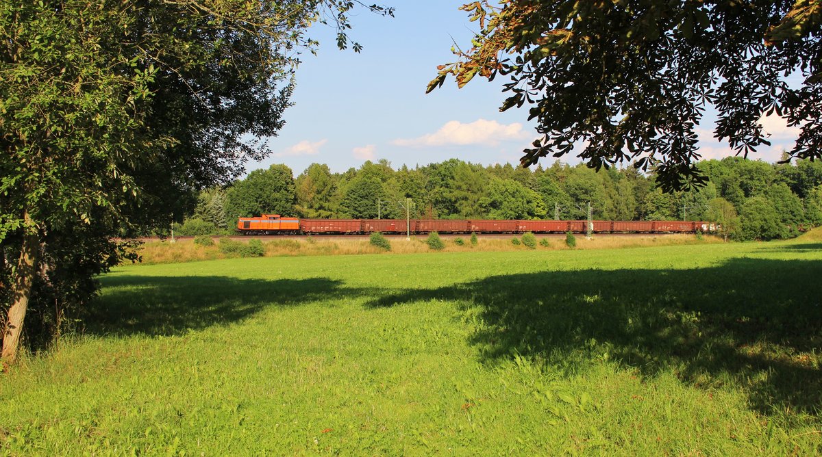 203 383 (SWT) fuhr am 19.07.17 mit einem leeren Schrottzug von Könitz nach Cheb (CZ).
Die Züge fahren zur Zeit über Gera-Werdau und Plauen/V. oberer Bahnhof, da auf der Strecke Weida-Mehltheuer gebaut wird. Hier ist der Zug bei Plauen/V. zu sehen. 