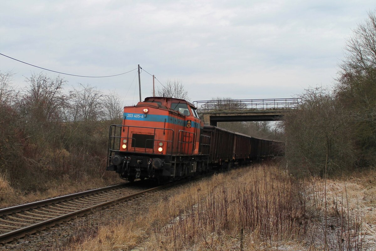 203 405-6 (203 151-6 SWT) vom Stahlwerk Thüringen (SWT) am 23.12.2021 mit dem täglichen Schrottzug von Cheb (Cz) nach Könitz. Hier bei der Unterquerung der Landwirtschaftsbrücke zwischen Oppurg und Pößneck