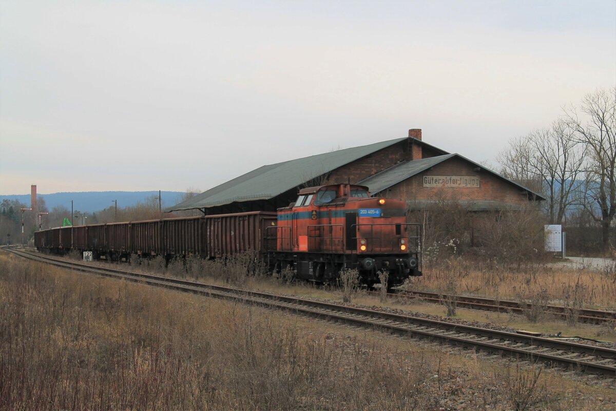203 405-6 (203 151-6 SWT) vom Stahlwerk Thüringen (SWT) fuhr am Nachmittag des 23.12.2021 den letzten Stahlzug vor Weihnachten von Könitz nach Cheb (Cz). Hier an der Einfahrt zum oberen Bahnhof in Pößneck.  