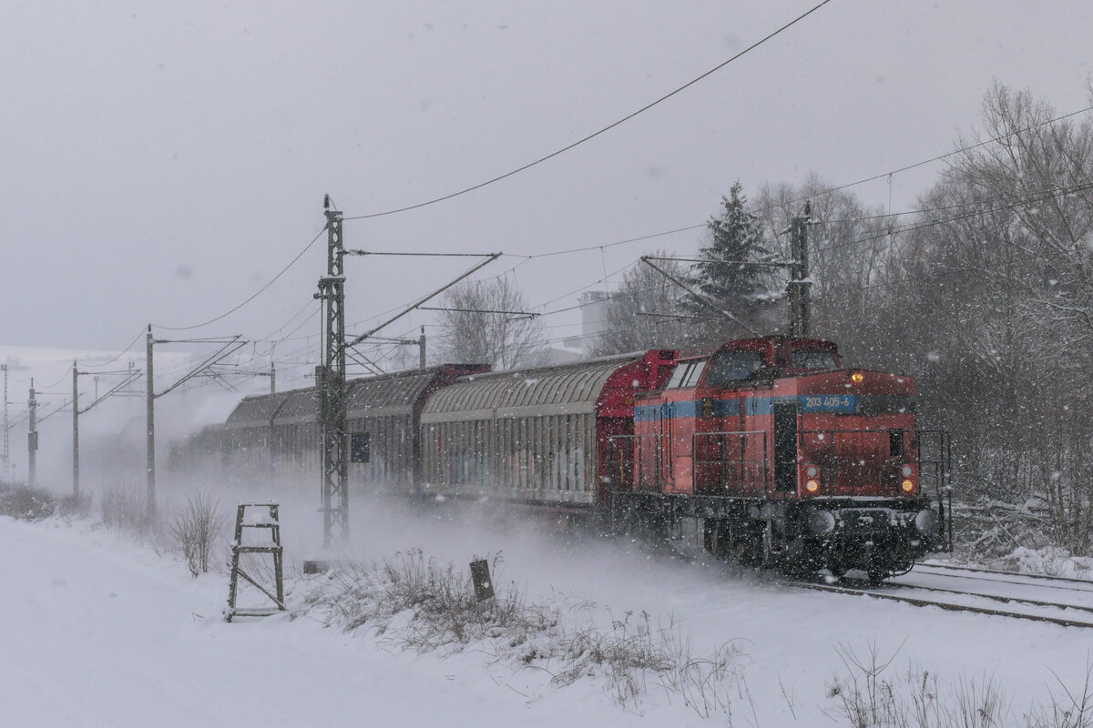 203 405 (ALS/SWT) war am 12.02.2021 mit einem Papierzug nahe Remschütz nach Rudolstadt-Schwarza unterwegs.