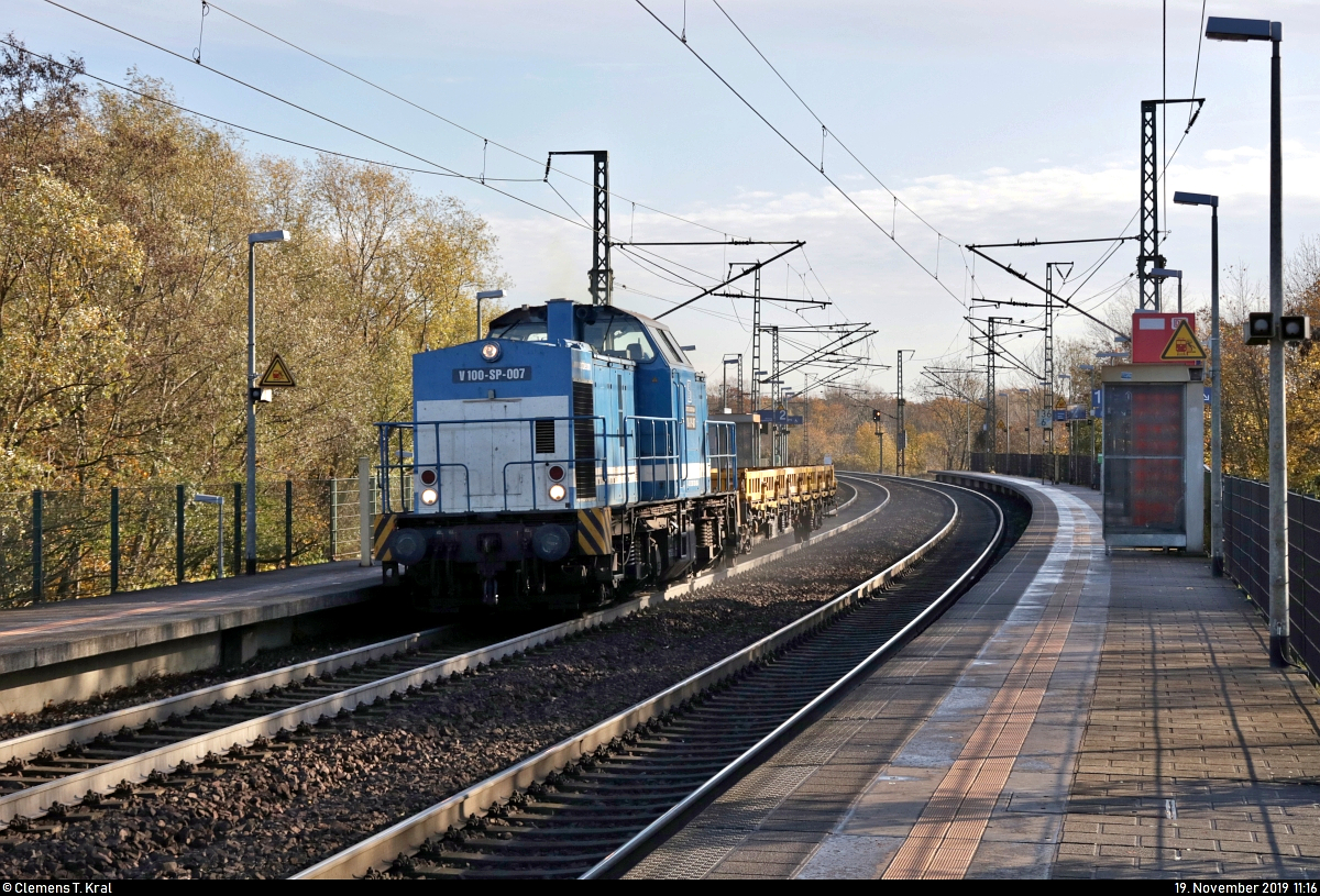 203 409-8 (V 100-SP-007 | 110 536-0 | DR V 100.1) der Spitzke Logistik GmbH (Spitzke SE) durchfährt mit einem Flachwagen den Hp Magdeburg Herrenkrug auf der Bahnstrecke Berlin–Magdeburg (KBS 201) Richtung Magdeburg-Neustadt.
[19.11.2019 | 11:16 Uhr]