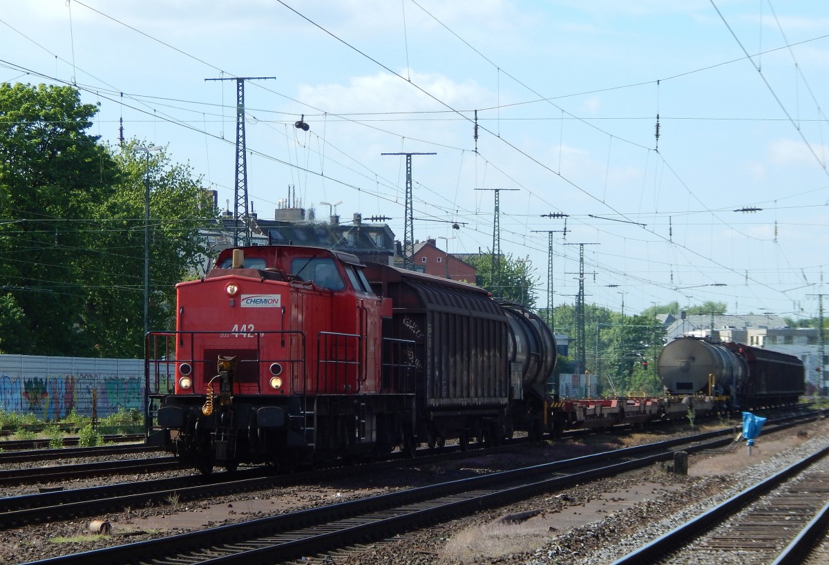 203 442-9 von Chemion kam mit einem Güterzug durch Köln West in Richtung Dormagen gefahren.

Köln 13.05.2015