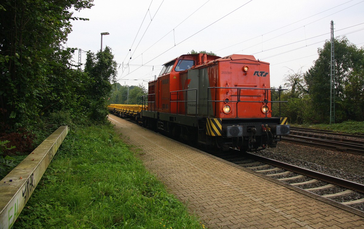 203 501-2 der RTS kommt durch Kohlscheid aus Richtung Stolberg-Hbf(Rheinland),Aachen-Hbf,Aachen-Schanz,Aachen-West,Laurensberg,Richterich und fährt in Richtung Herzogenrath,Hofstadt, Finkenrath,Rimburg,Übach-Palenberg,Zweibrüggen,Frelenberg,Geilenkirchen,Süggerrath,Lindern mit einem langen lehren Schotterzug  von Stolberg-Hbf(Rheinland) nach Lindern.
Bei Wolken am Nachmiitag vom 13.9.2014.
