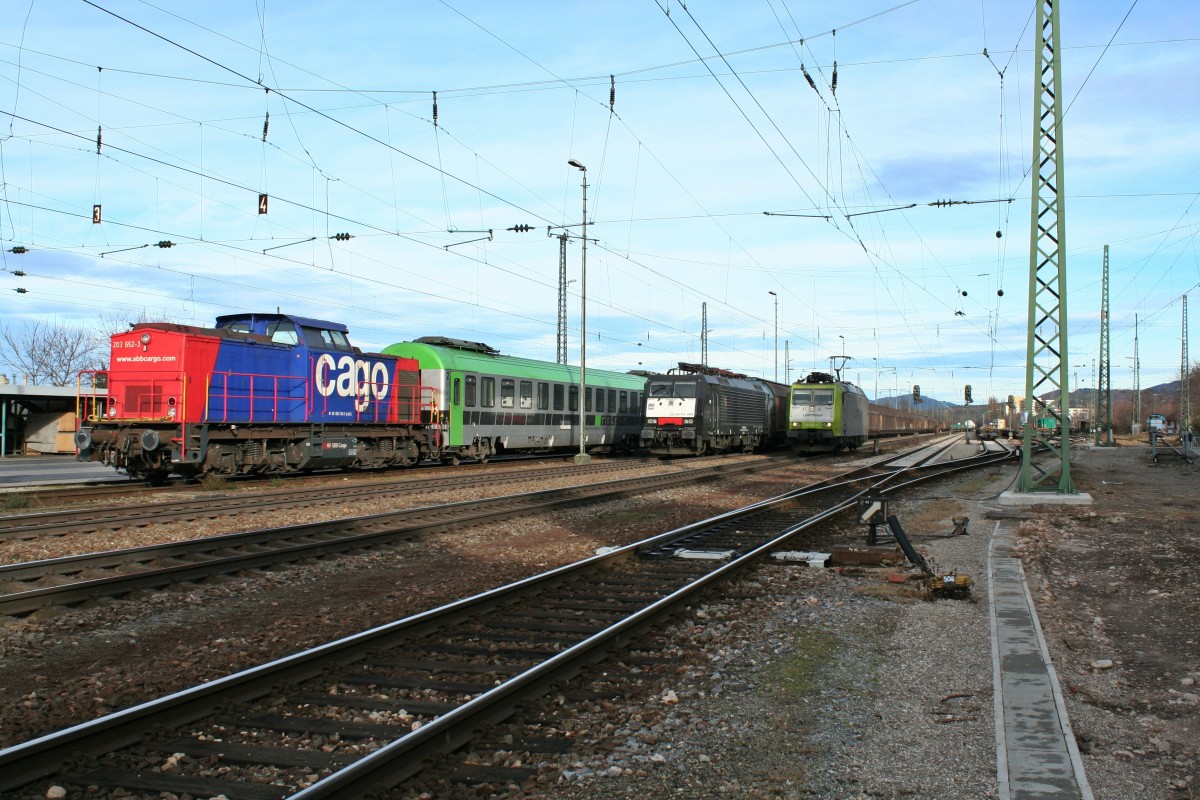 203 652-3 abgestellt auf Gleis 4, ES 64 F4-088 mit dem 47083 abgerstet auf Gleis 5 und 185 541-0 beim Rangieren auf Gleis 6 am 24.12.13 in Freiburg (Breisgau) Gbf.