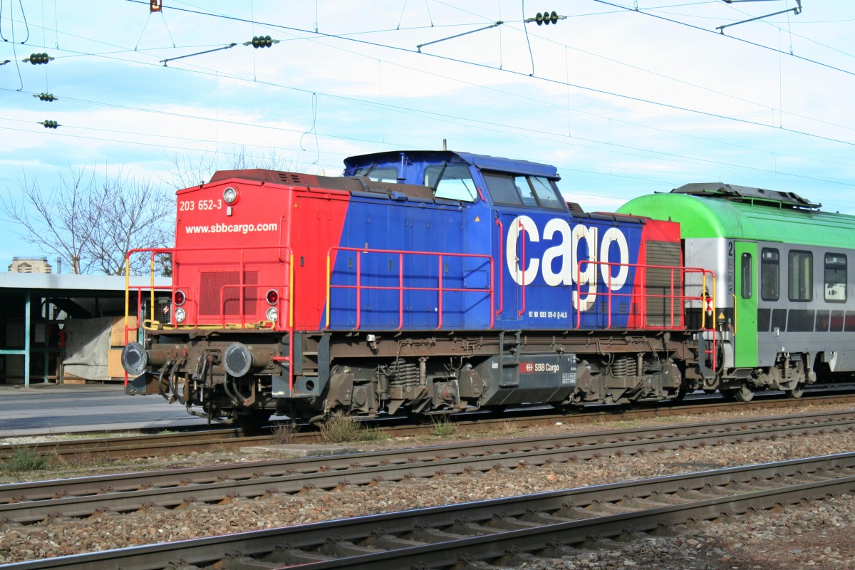 203 652-3 war am Nachmittag des 24.12.13 mit fnf Liegewagen auf Gleis 4 des Gterbahnhof Freiburg (Breisgau) abgestellt. Sie wird erst am Morgen des 27.12.13 wieder bewegt werden.