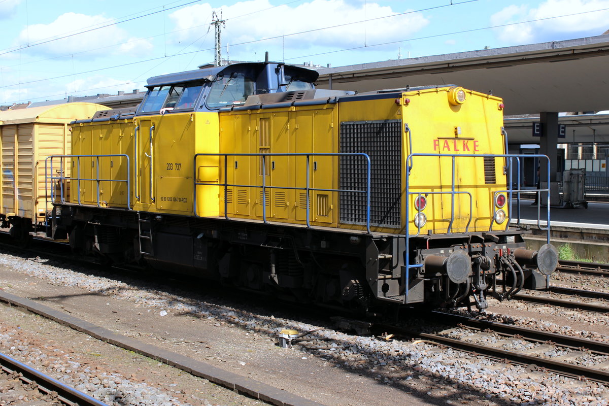 203 737 Falke (92 80 1203 136-7 D-RDX) mit Bauzug während einer Durchfahrt Koblenz Hauptbahnhof 30.03.2017