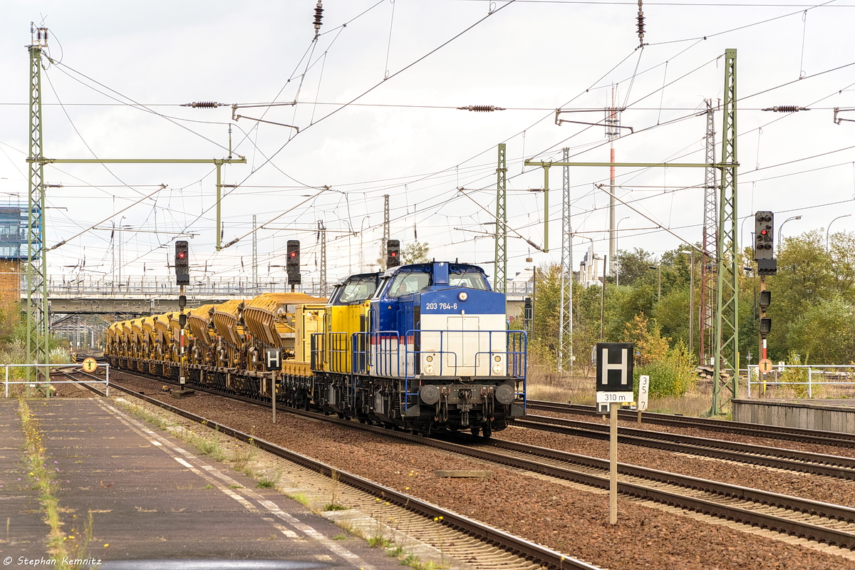 203 764-6 (203 165-6) & 203 737 (203 136-7) KGT Gleis- und Tiefbau GmbH mit einem Bauzug in Berlin-Schönefeld Flughafen und fuhren weiter in Richtung Glasower Damm. 25.10.2017