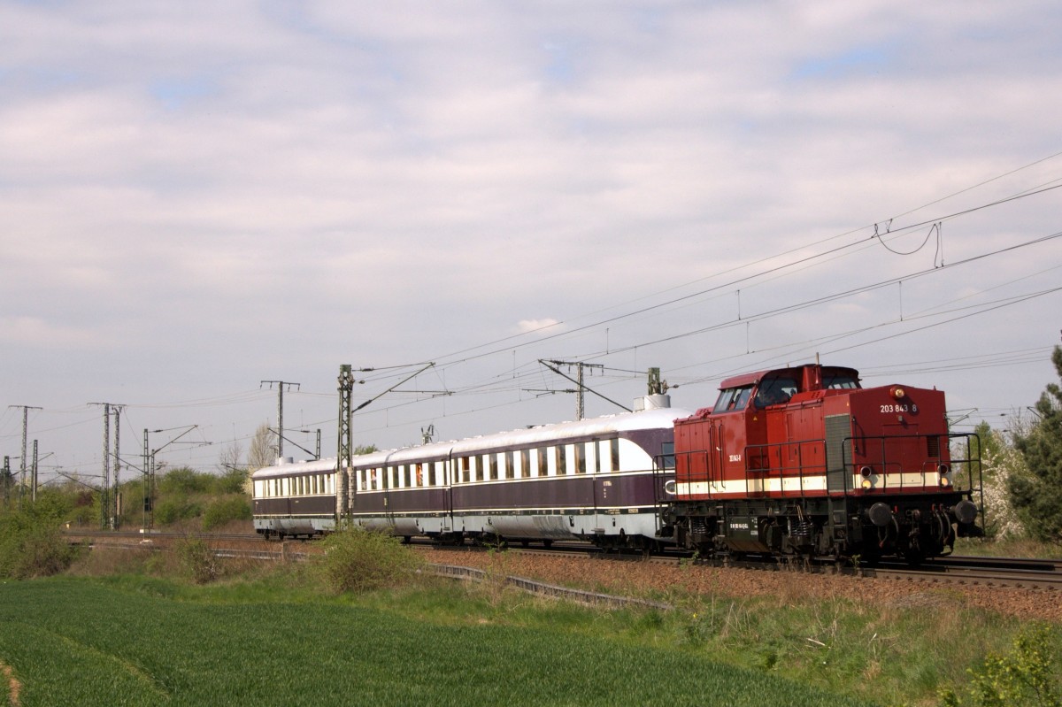203 843-8 überführt am 11.04.2014 den SVT 137 856 nach Dresden. Aufgenommen am Abzw. Zeithain