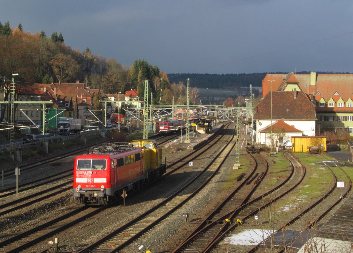203 xxx der DB Netz zieht am 26. November 2013 die 111 209-3 durch Kronach in Richtung Saalfeld.