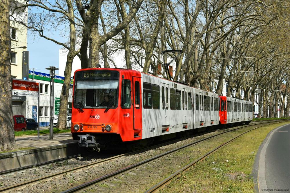 2035 und 2032 als umgeleitete Linie 5 mit dem Fahrtziel  Melatengürtel  in Köln an der Haltestelle Weinsbergstr./Gürtel am 24.04.2021.