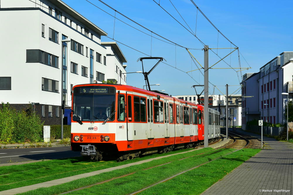 2035 als Linie 5 mit dem Fahrtziel  Ubierring über Neumarkt  auf der Fitzmauricestraße am 13.10.2018.
