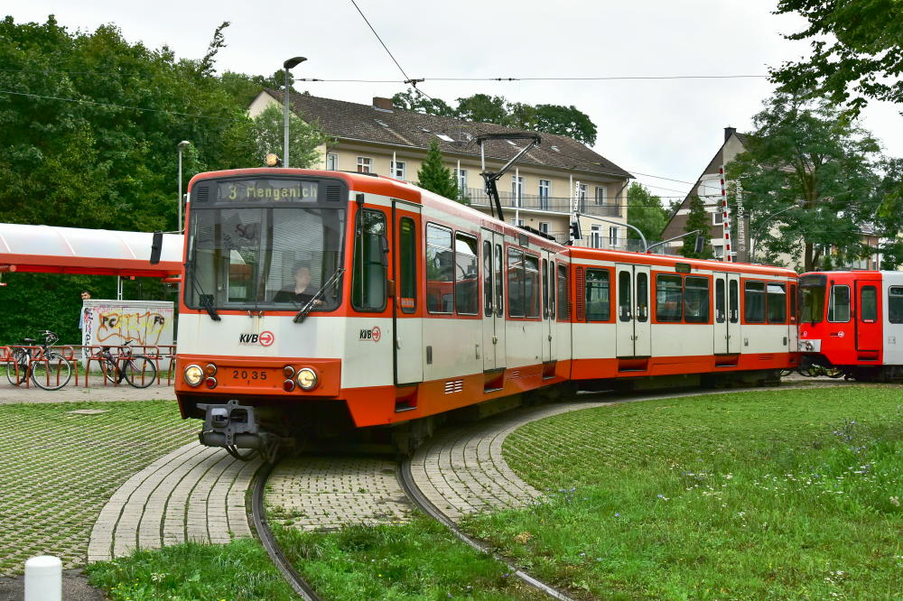 2035 als umgeleitete Linie 3 in der Wendeschleife  Brück, Mauspfad  am 05.08.2017.