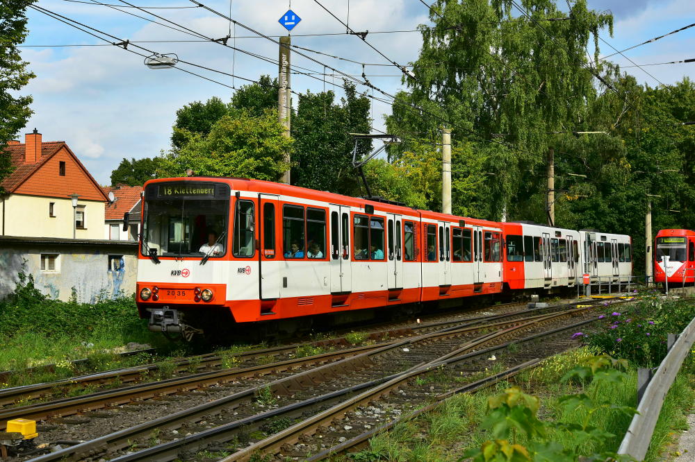 2035 gekuppelt mit 2227 als Linie 18 kurz vor der Haltestelle  Holweide, Vischeringstraße  am 21.09.2015.