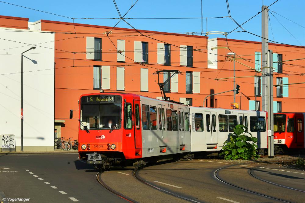 2035 u8nd 2049 auf der Kreuzung Rochusstraße/Margaretastraße am 21.09.2020.